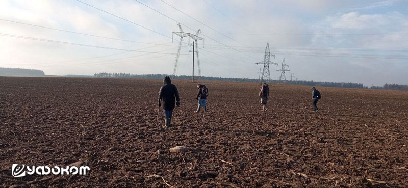 Добровольцы приняли активное участие в прочесывании полей для поиска осколков метеорита. Фото: Анна Шамрук. Добровольцы приняли активное участие в прочесывании полей для поиска осколков метеорита. Фото: Анна Шамрук.