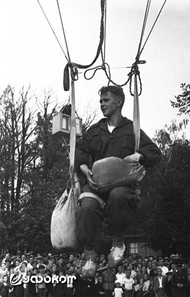 Взлет шара-прыгуна на мотоциклетном празднике в московском парке Сокольники 21 июля 1940 года. Аэронавт высыпает горстями песок из мешка с балластом, управляя скоростью подъема шара. Фото из архива Веломузея Андрея Митяева.