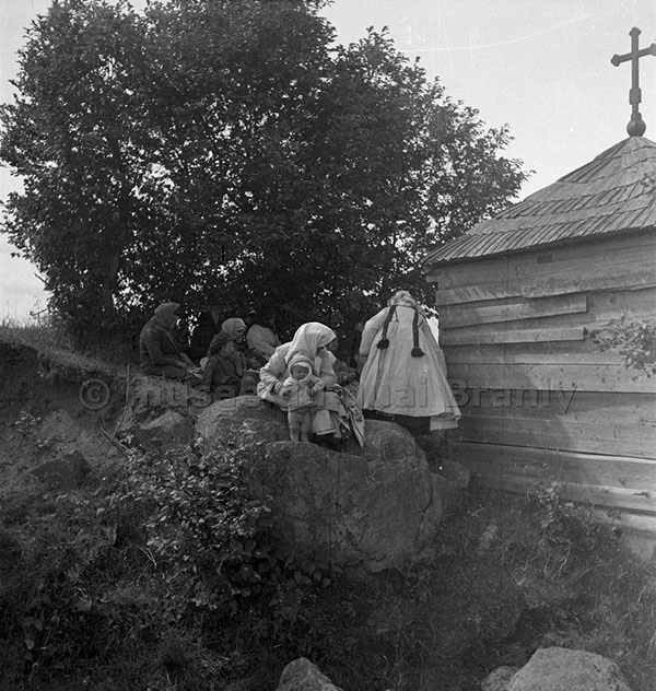 Магические действия над ребенком около камня в д. Меекси Тартуского уезда. Фотография Л. Зурова и Б. Вильде, 1938 год. Источник: www.sisu.ut.ee.