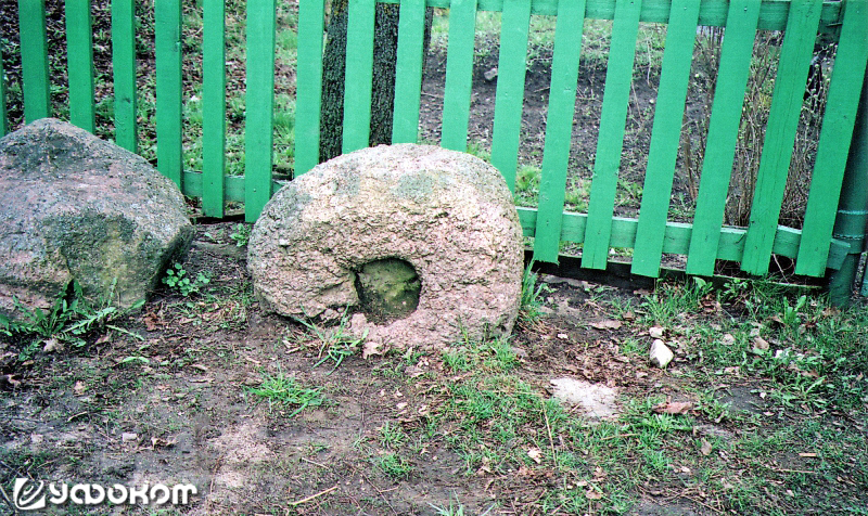 Камень с углублением возле частного дома вблизи бывшей Свято-Троицкой церкви (построена в 1899 году на месте очень старого деревянного храма) в д. Березовец, Кореличский р-н. Фото Л. Дучиц, 2008 год.