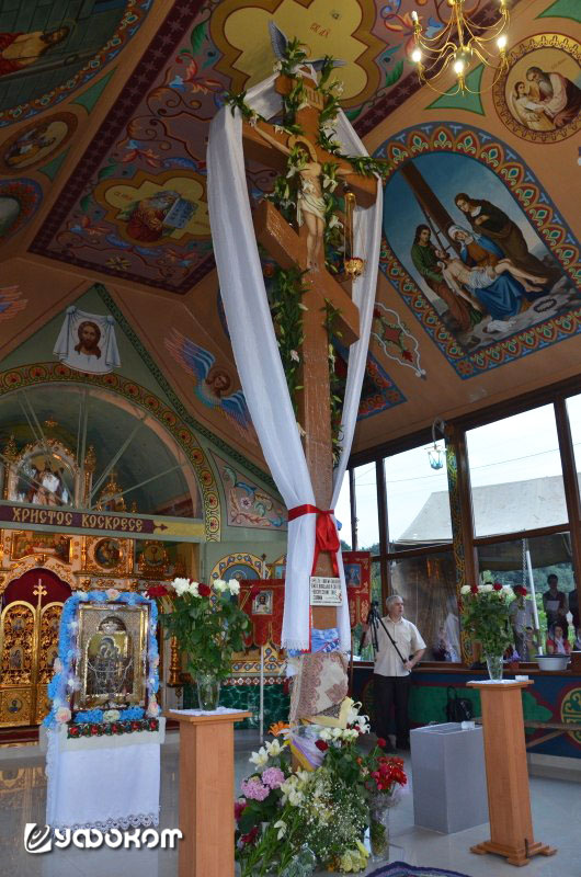 Копия Калиновского креста, размещенная ныне в церкви с. Калиновка. Копия Калиновского креста, размещенная ныне в церкви с. Калиновка.