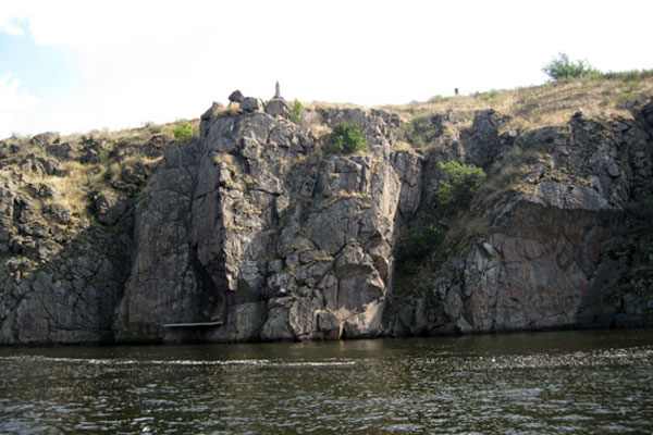 Хортицкие скалы. Антропоморфная стела и вид на Змеиную пещеру (август 2009 года).