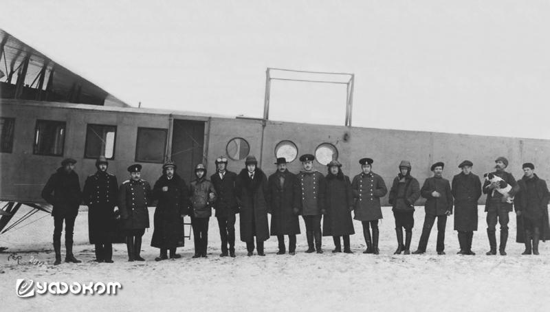 12 (25) февраля 1914 года первый «Илья Муромец» установил мировые рекорды по количеству пассажиров на борту и поднятию груза (вес 16 людей и аэродромной собаки по кличке Шкалик составил 1290 кг).