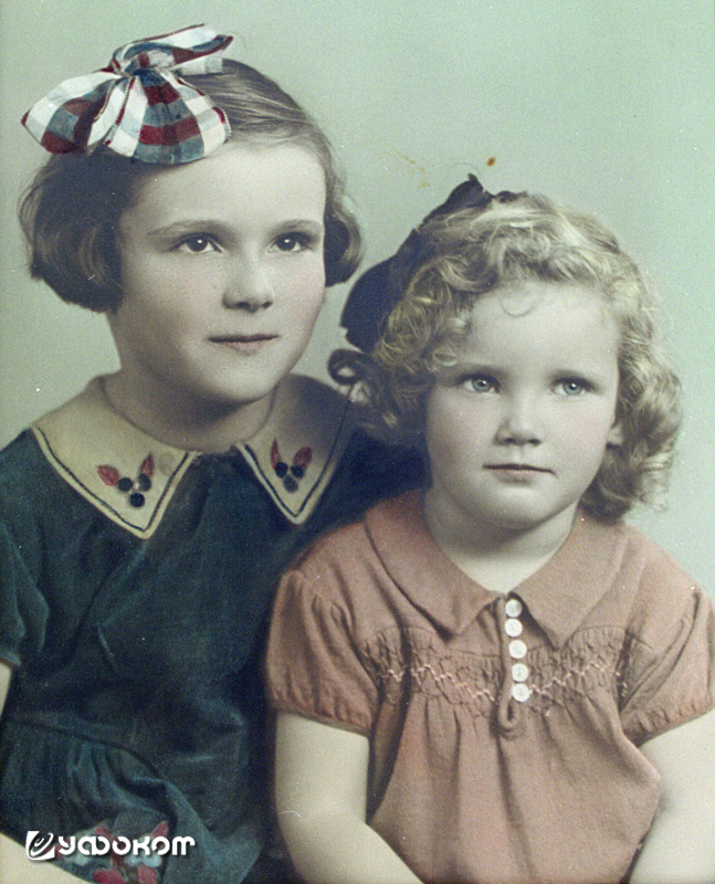 4-Margaret-Hayworth-(at-left)-and-her-younger-sister-Jacqueline-of-Hamilton.jpg