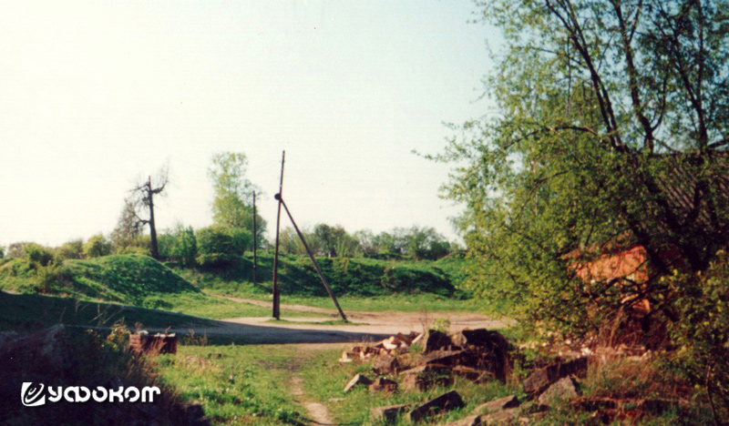 Вид на валы городища Старая Ладога-3. Фото автора, 2001 год.