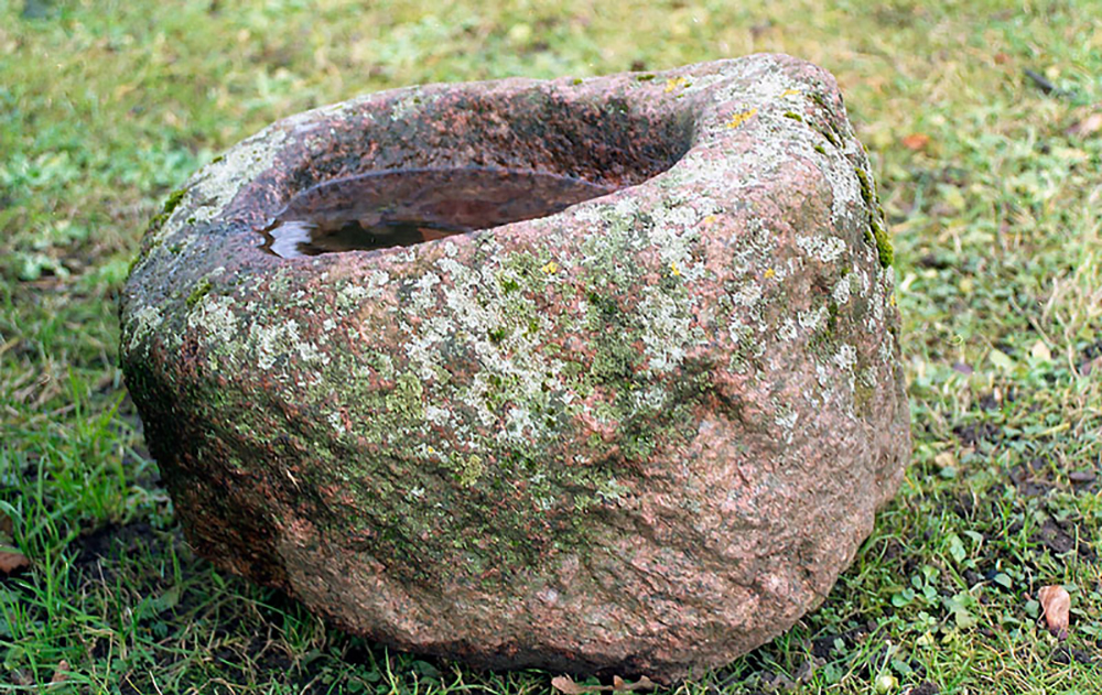 Каменная чаша в парке г. Кретинга, Литва. Фото Юлиус Канарскас, 2004 год. Фото с сайта: www.clck.ru.