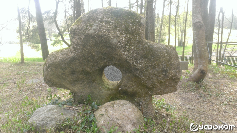 Рис. 6. Каменный крест на кладбище бывшей д. Хатынь Логойского р-на. Вид с обеих сторон. Снимок Дмитрия Скворчевского, 2017 год.