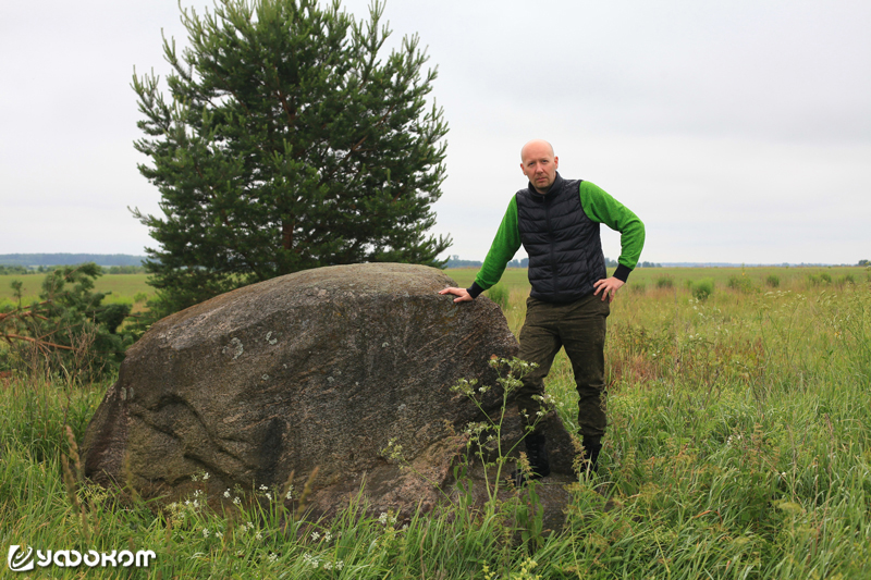 Возможно, обнаруженный нами легендарный камень Волат в Червенском р-не. Фото Е. Шапошникова.