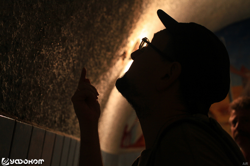 Исследования в Несвижском колледже имени Якуба Коласа: из стены выделяется субстанция, которую называют «слезы Монашки». Фото Е. Шапошникова.